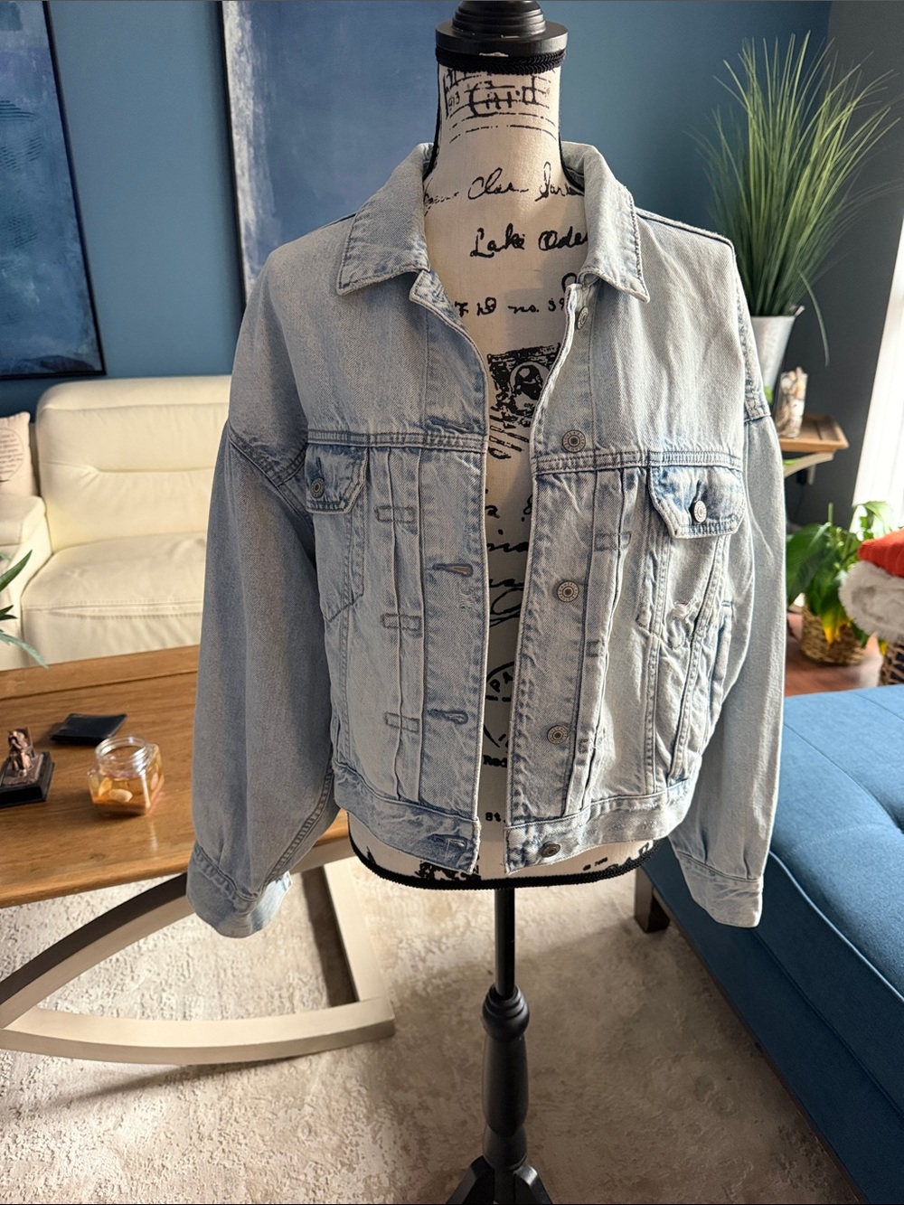 AE. NWOT Light Blue Women's Denim Jean Jacket - Relaxed Fit